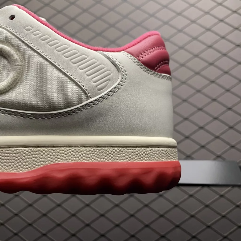 The highest version of Gucci Gucci MAC80 low-cut casual board shoes available locally is available through online shopping, exclusively for high-quality original shoe development. The correct last shape is correct, and Goodyear's adhesive free wiring process accessories are complete. Imported leather materials are meticulously crafted, and their materials and details have been striving to restore the company's authentic products to the maximum extent possible. Real photos are as shown in the picture, and you should be cautious of mixed sales. Size: 35 36 37 38 39