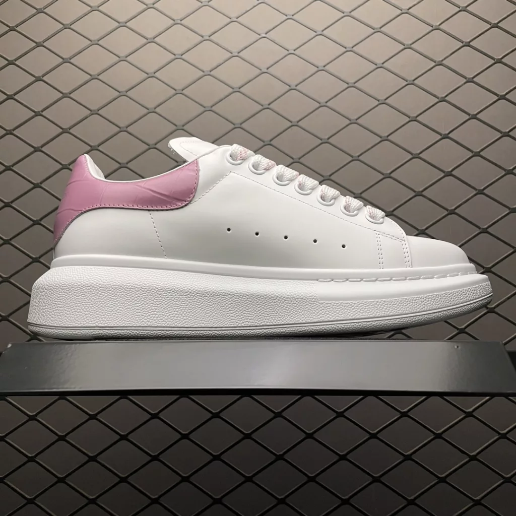 Local self sourced overseas Taobao exclusive edition Alexander McQueen thick sole raised small white shoes, original purchase and original development, with a sole thickness of 4.5cm, imported silk matte original water dyed sheepskin inner lining, cowhide pad, foot rebound in place, wear-resistant and comfortable, official synchronization, full set of packaging, outer box paper Shoe box craftsmanship and gift of premium silk ribbon with one-to-one font and font color printed on the midsole. The midsole color is also nailed with a circle of one-to-one small steel nails (the function is to bend the small nails to grip the midsole and upper foot more tightly). The shoe box label is labeled with a high-precision printer, which is clear and the same as the original version. High hardness customized outsourcing box is given as a gift. All details mentioned above can be compared to the original shoe size: 35 36 37 38 39