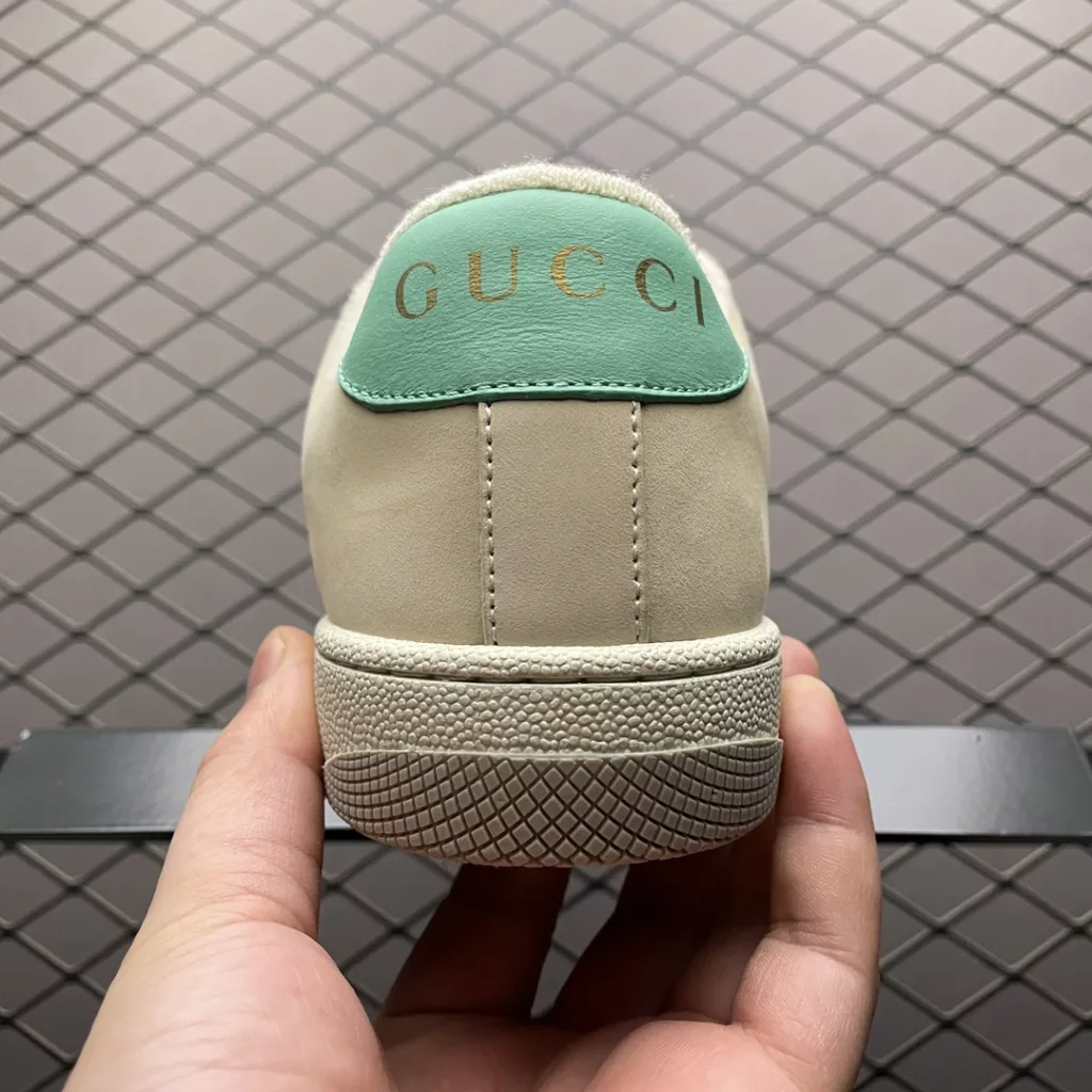 The highest version Gucci Gucci Gucci Screener GG Enamel Vintage Dad Board Shoes available locally are exclusively available on overseas Taobao for high-quality original shoe development. The last shape is correct, and Goodyear's adhesive free wiring process accessories are complete. Imported leather materials/original towels are meticulously crafted with materials and details. We have strived to return the original company's authentic products to the maximum extent possible. Please take photos as shown in the picture and be careful not to mix and sell. Size: 35 36 37 38 39 40