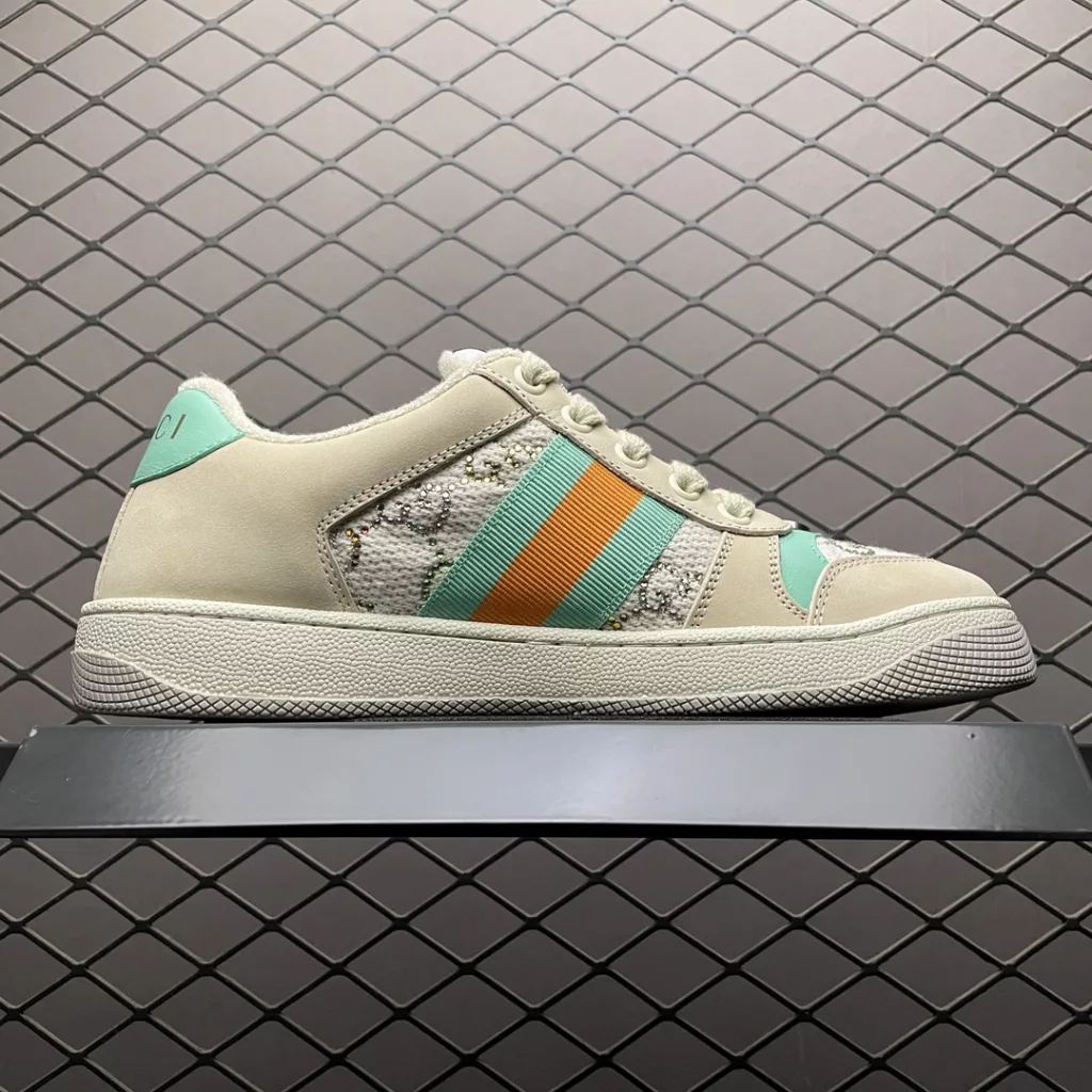 The highest version Gucci Gucci Gucci Screener GG Enamel Vintage Dad Board Shoes available locally are exclusively available on overseas Taobao for high-quality original shoe development. The last shape is correct, and Goodyear's adhesive free wiring process accessories are complete. Imported leather materials/original towels are meticulously crafted with materials and details. We have strived to return the original company's authentic products to the maximum extent possible. Please take photos as shown in the picture and be careful not to mix and sell. Size: 35 36 37 38 39 40