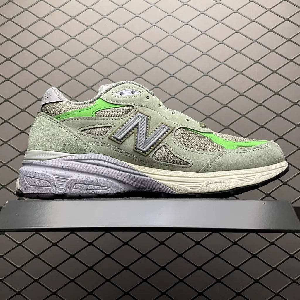 Locally obtained original version Patta x New Balance New Balance 990 series M990PP3 co branded retro casual running shoes are the highest version available in the market. The true original factory data is correct. The color of the original factory's first layer leather blanking combination UP is original and ingenious. The process of creating the upper and sole is extremely complex. The new independent private model sole is the only correct combination for making the old sole. The size of the sole is 36 37 37.5 38 38.5 39.5 40 40.5 41.5 42 42.5 43 44 44.5 45 45.5 46.5