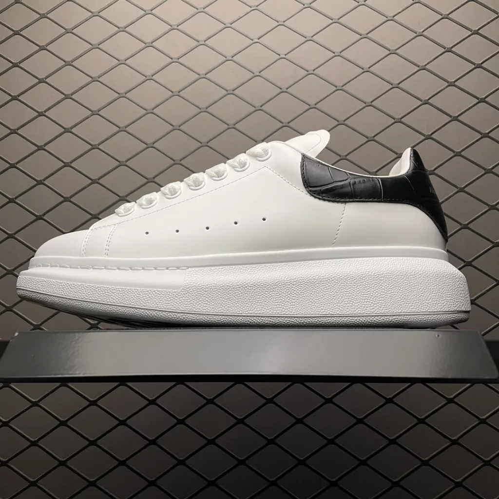 Local self sourced overseas Taobao exclusive edition Alexander McQueen thick sole raised small white shoes, original purchase and original development, with a sole thickness of 4.5cm, imported silk matte original water dyed sheepskin inner lining, cowhide pad, foot rebound in place, wear-resistant and comfortable, official synchronization, full set of packaging, outer box paper Shoe box craftsmanship and gift of premium silk ribbon with one-to-one font and font color printed on the midsole. The midsole color is also nailed with a circle of one-to-one small steel nails (the function is to bend the small nails to grip the midsole and upper foot more tightly). The shoe box label is labeled with a high-precision printer, which is clear and the same as the original version. High hardness customized outer packaging box is given as a gift. All details mentioned above can be compared to the original shoe size: 35 36 37 38 39 40 41 42 43 44
