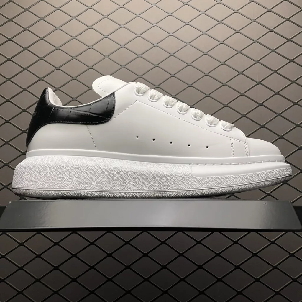 Local self sourced overseas Taobao exclusive edition Alexander McQueen thick sole raised small white shoes, original purchase and original development, with a sole thickness of 4.5cm, imported silk matte original water dyed sheepskin inner lining, cowhide pad, foot rebound in place, wear-resistant and comfortable, official synchronization, full set of packaging, outer box paper Shoe box craftsmanship and gift of premium silk ribbon with one-to-one font and font color printed on the midsole. The midsole color is also nailed with a circle of one-to-one small steel nails (the function is to bend the small nails to grip the midsole and upper foot more tightly). The shoe box label is labeled with a high-precision printer, which is clear and the same as the original version. High hardness customized outer packaging box is given as a gift. All details mentioned above can be compared to the original shoe size: 35 36 37 38 39 40 41 42 43 44