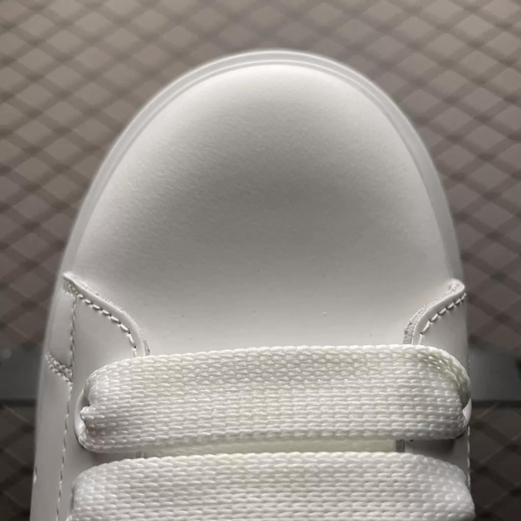 Local self sourced overseas Taobao exclusive edition Alexander McQueen thick sole raised small white shoes, original purchase and original development, with a sole thickness of 4.5cm, imported silk matte original water dyed sheepskin inner lining, cowhide pad, foot rebound in place, wear-resistant and comfortable, official synchronization, full set of packaging, outer box paper Shoe box craftsmanship and gift of premium silk ribbon with one-to-one font and font color printed on the midsole. The midsole color is also nailed with a circle of one-to-one small steel nails (the function is to bend the small nails to grip the midsole and upper foot more tightly). The shoe box label is labeled with a high-precision printer, which is clear and the same as the original version. High hardness customized outer packaging box is given as a gift. All details mentioned above can be compared to the original shoe size: 35 36 37 38 39 40 41 42 43 44