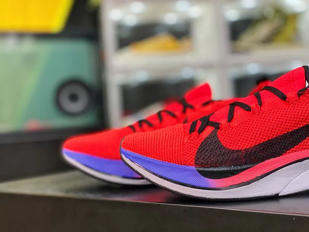 The company level Nike Zoom VaporFly 4% Flyknit Flyknit Marathon Super Off Shoe retains the groundbreaking product technology of Nike 4% System and features a Nike Flyknit upper