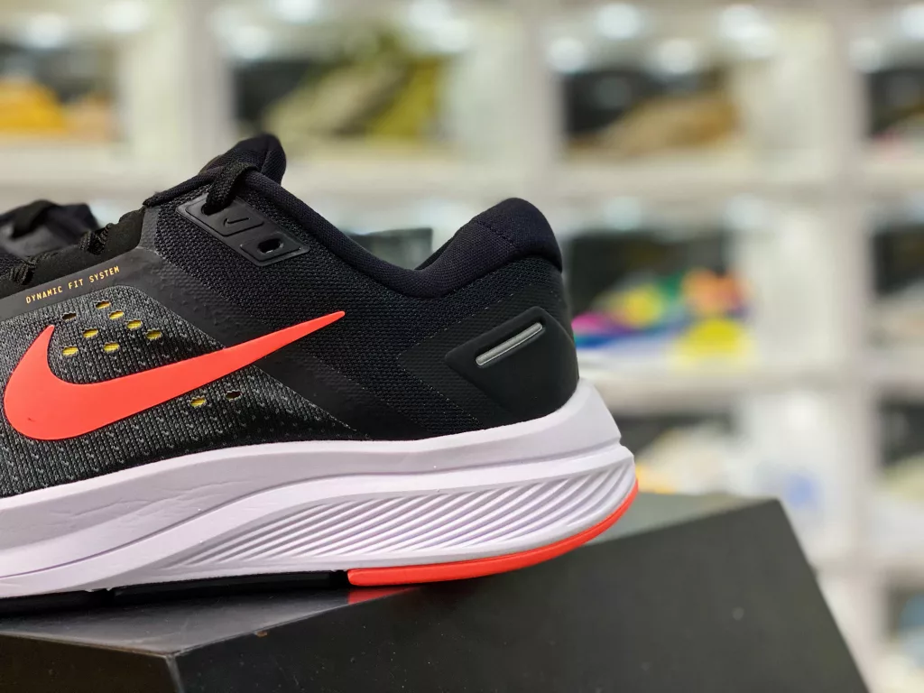The Nike Zoom Structure 23 features a breathable and comfortable Jacquard surface, while a soft bottom provides excellent breathability and anti wear cushioning. The Zoom Air unit at the bottom of the center section provides wearers with a more comfortable foot feel. Physical inspection 10