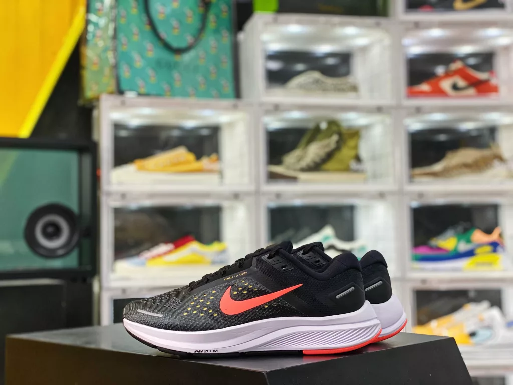 The Nike Zoom Structure 23 features a breathable and comfortable Jacquard surface, while a soft bottom provides excellent breathability and anti wear cushioning. The Zoom Air unit at the bottom of the center section provides wearers with a more comfortable foot feel. Physical inspection 10
