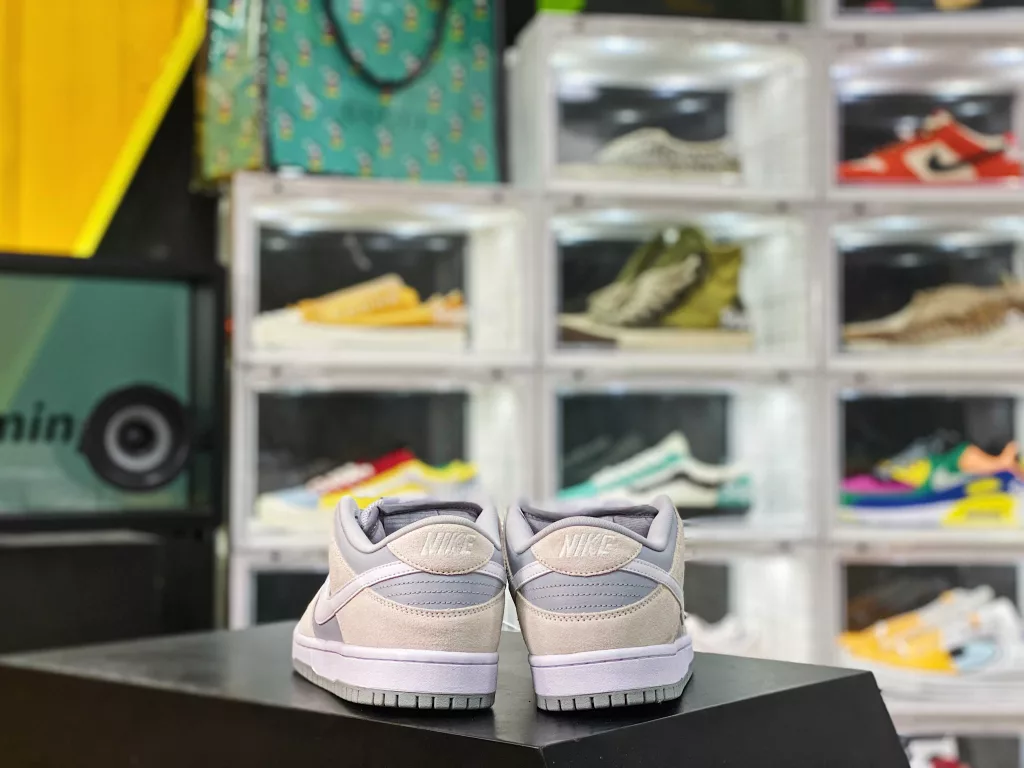 Nike SB Dunk Low Summit White Wolf Grey TRD Arctic fox Grey Skate shoe Article No.: AR0778-100 Can be worn all the year round with the preferred color Grey is the Arctic fox 🦊 1-10