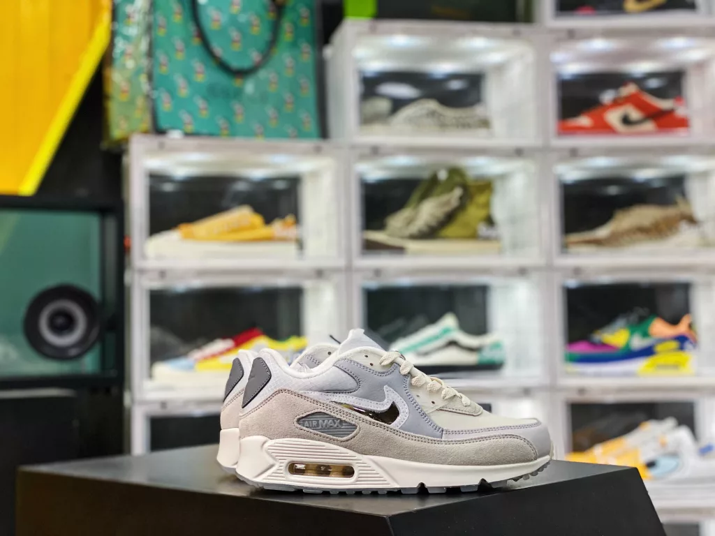 The first new model to be released on the internet, with a preview information. It will be shipped tomorrow and the day after tomorrow to receive and book the Nike Air max 90 