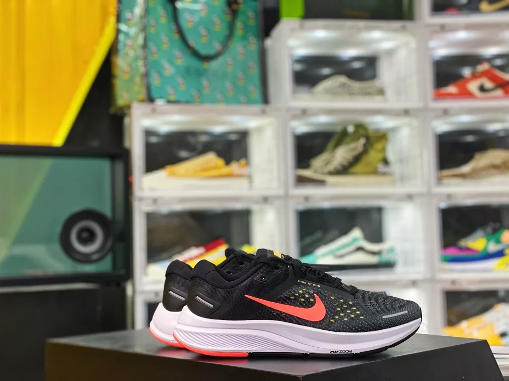 The Nike Zoom Structure 23 features a breathable and comfortable Jacquard surface, while a soft bottom provides excellent breathability and anti wear cushioning. The Zoom Air unit at the bottom of the center section provides wearers with a more comfortable foot feel. Physical inspection 10