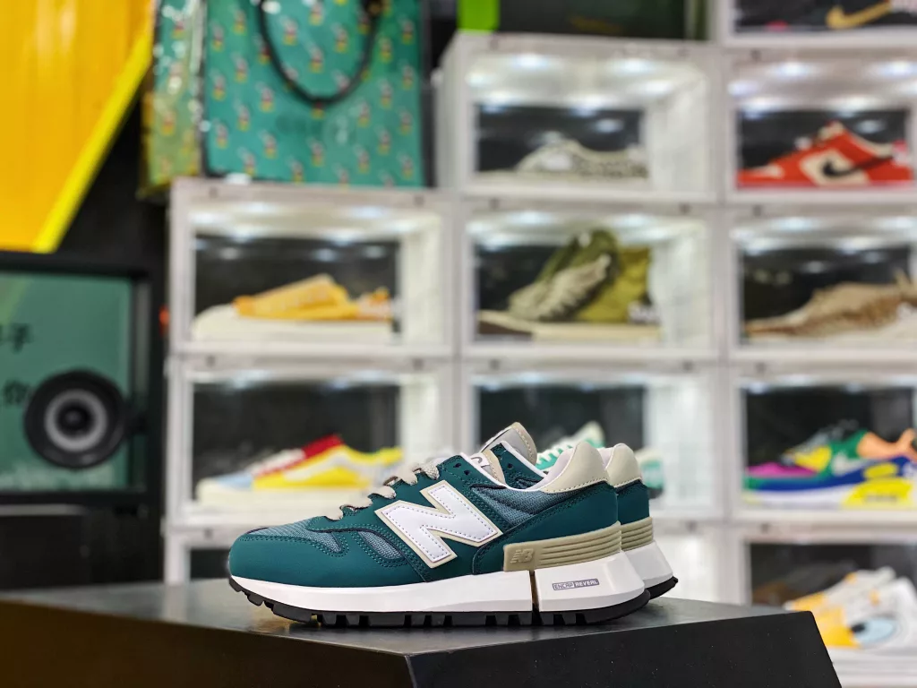 The COMME des GARCONS HOMME x New Balance co branded series NB1300 brings two American made RC1300 shoes with a strong minimalist style in design, each with a sleek black 10