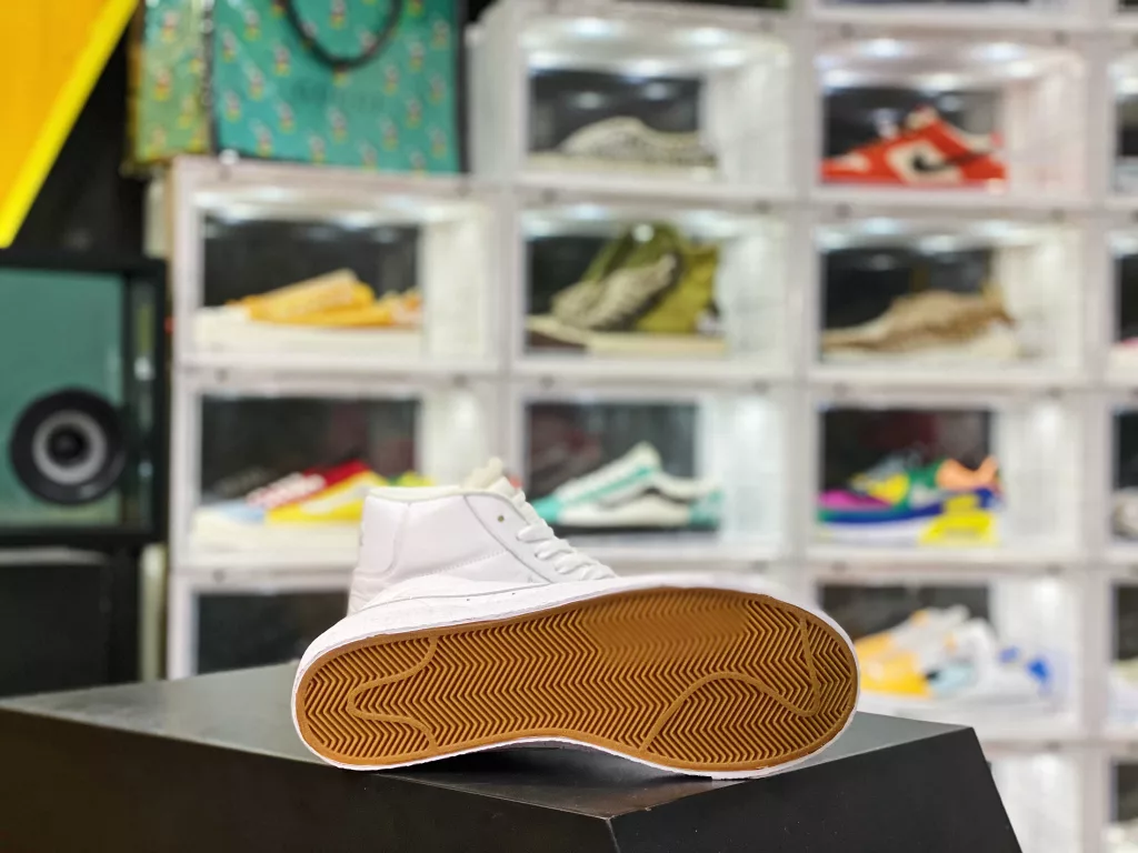 The company level Nike SB Zoom Blazer Mid 'prm Nike Trailblazer series has newly developed last shaped cardboard, the correct sole bite pattern version, and the classic Trailblazer high top versatile casual sports board shoe Nike Blazer adopts 10% color and material combinations