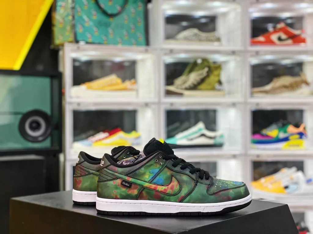 The Nike SB dunk low thermal imaging CZ5123-001 black shoe may seem ordinary, but underneath it lies a mystery. The special shoe material will present a colorful thermal imaging effect when heated and exposed to light