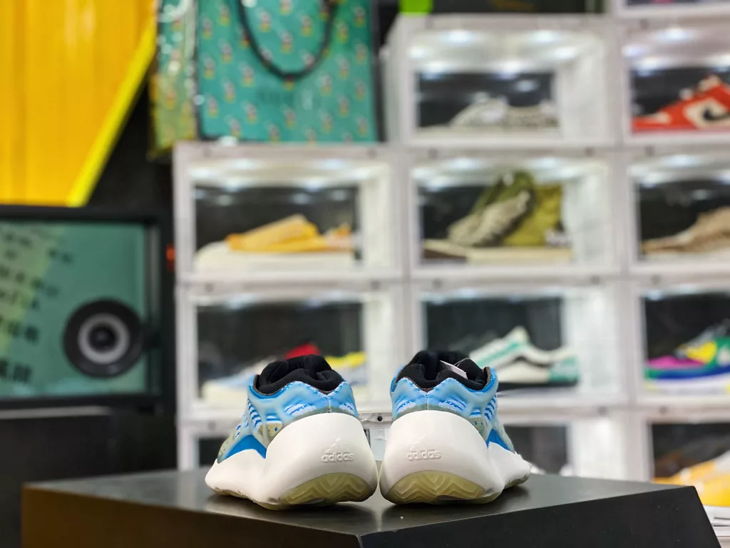 YEEZY 700 V3 