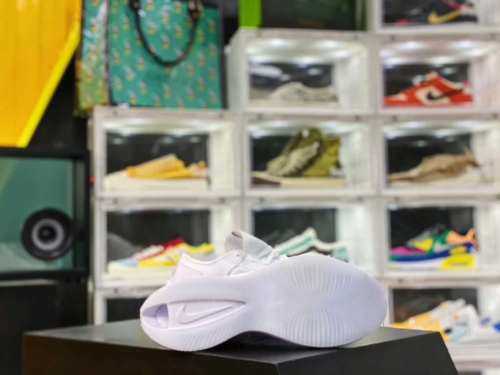 The Nike Air Zoom Double stacked Marathon features a pure white overall design that continues the streamlined silhouette of the Nike Running family, with the biggest highlight being the hollowed out setting of the exposed Zoom Air unit