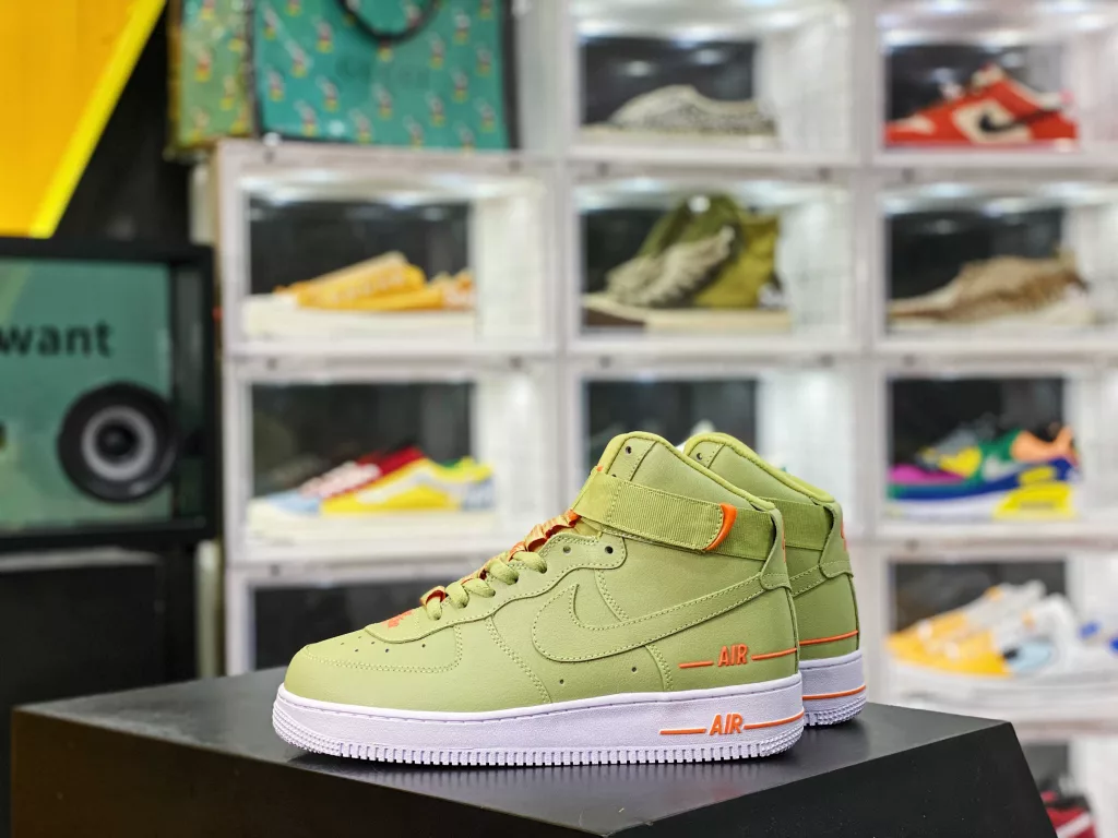 Nike Air Force 1 '07 LV8 High Top Air Force One High Top Sports Casual Board Shoe. The original black box of the original file features a full length Solo air cushion with high cleanliness and perfect shoe shape. Article number: 366731-80810