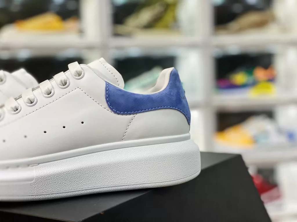 Alexander McQueen/Alexander McQueen sponge cake shoes with thick and enlarged soles, high and small white shoes, 2020 new official style, available in full size, stock, and the latest version in the market, high. Any version can be compared at will. Imported silk fabric, original and authentic water dyed sheepskin 10