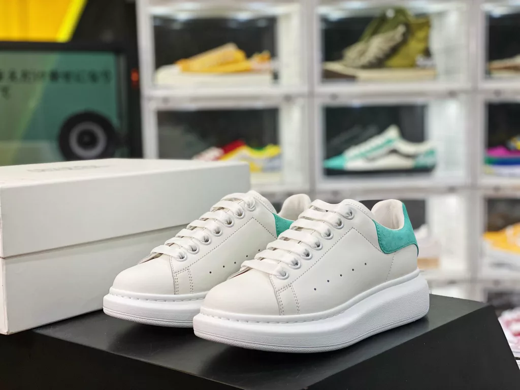 Alexander McQueen/Alexander McQueen sponge cake shoes with thick and enlarged soles, high and small white shoes, 2020 new official style, available in full size, stock, and the latest version in the market, high. Any version can be compared at will. Imported silk fabric, original and authentic water dyed sheepskin 10