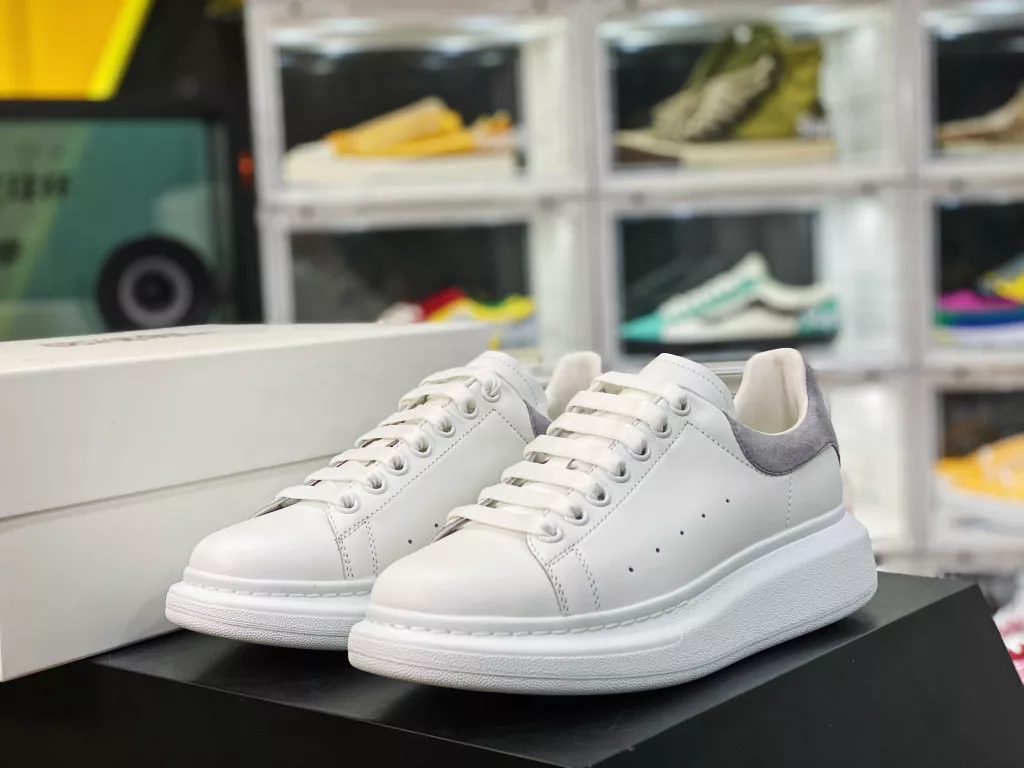 Alexander McQueen/Alexander McQueen sponge cake shoes with thick and enlarged soles, high and small white shoes, 2020 new official style, available in full size, stock, and the latest version in the market, high. Any version can be compared at will. Imported silk fabric, original and authentic water dyed sheepskin 10