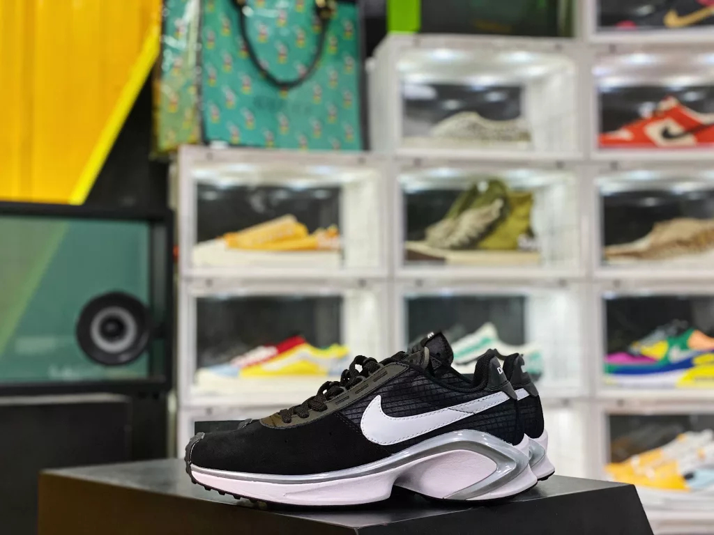 Nike D/MS/X WAFFLE has always been a leader in shoe design innovation, especially the Nike D/MS/X series, which was born in the past two years, breaking through traditional styling and committed to creating new shoes that overturn tradition. Streamlined midsole design conforms to D10