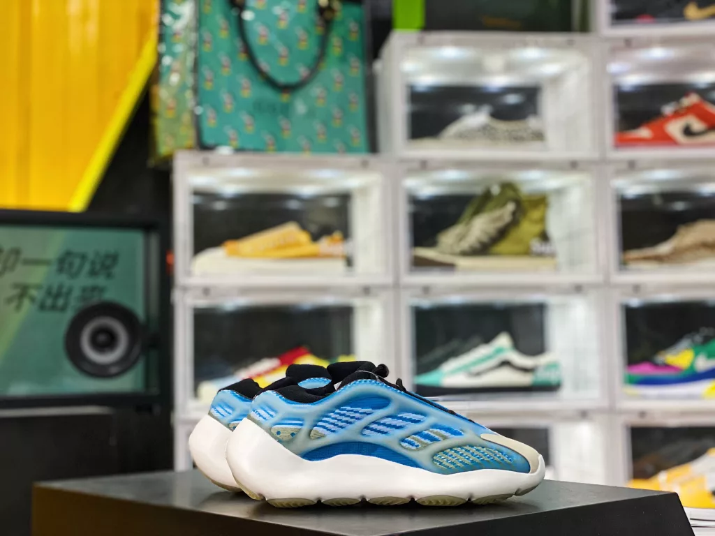 YEEZY 700 V3 