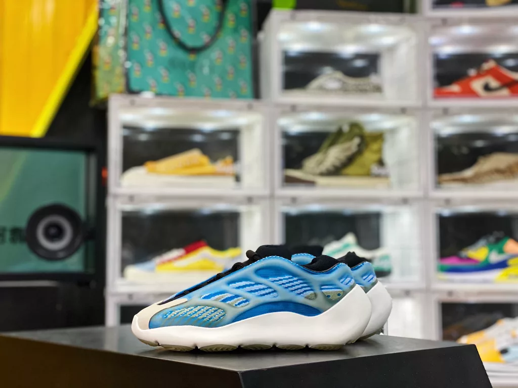 YEEZY 700 V3 