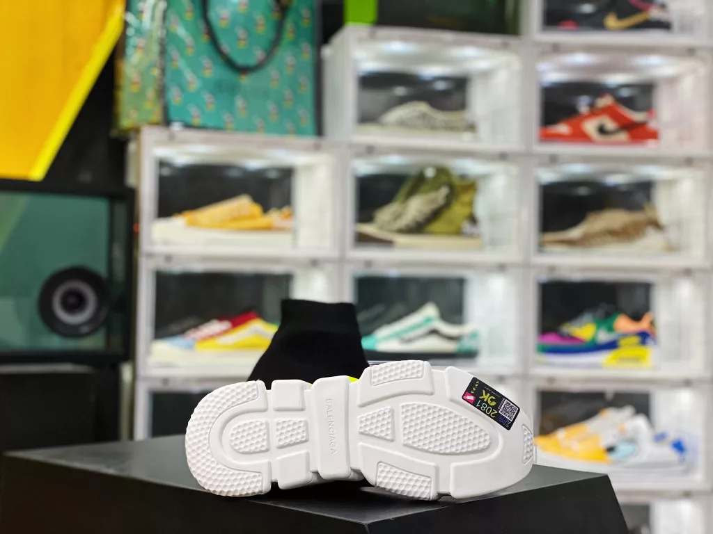 Balenciaga socks shoes Italian Chunyuan ‼ Balenciaga Speed Trainer upper with 80% polyamide fiber and 75D yarn, with an increase in spandex content to 40%, a 3-fold increase in density, double production time, and 50 hours to 10 hours of downtime