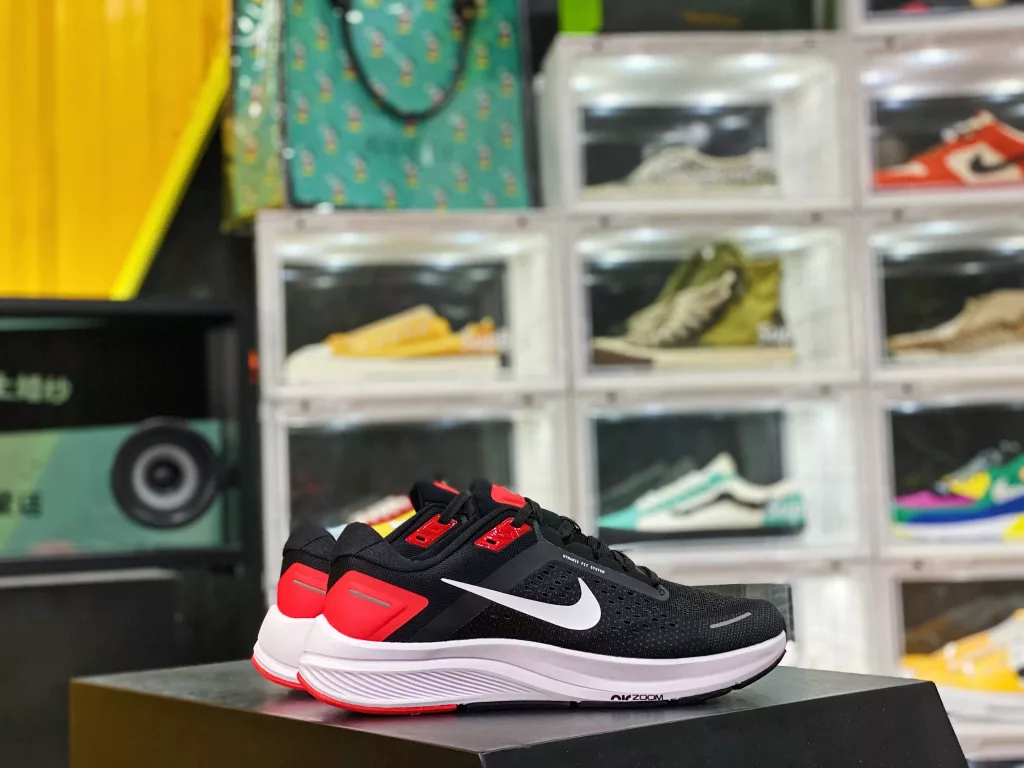 The Nike Zoom Structure 23 features a breathable and comfortable Jacquard surface, while a soft bottom provides excellent breathability and anti wear cushioning. The Zoom Air unit at the bottom of the center section provides wearers with a more comfortable foot feel. Physical inspection 10