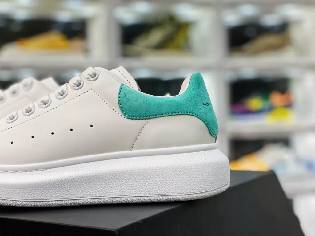Alexander McQueen/Alexander McQueen sponge cake shoes with thick and enlarged soles, high and small white shoes, 2020 new official style, available in full size, stock, and the latest version in the market, high. Any version can be compared at will. Imported silk fabric, original and authentic water dyed sheepskin 10