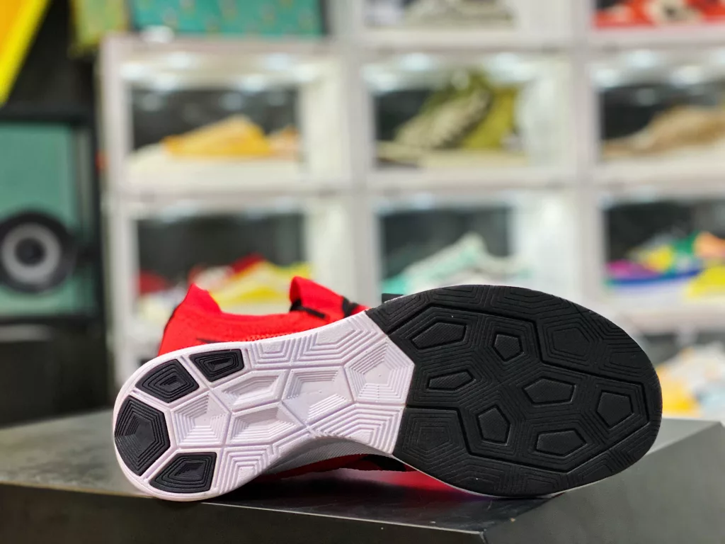 The company level Nike Zoom VaporFly 4% Flyknit Flyknit Marathon Super Off Shoe retains the groundbreaking product technology of Nike 4% System and features a Nike Flyknit upper