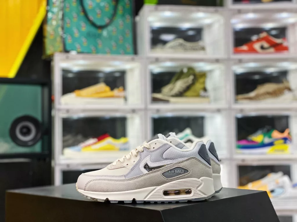 The first new model to be released on the internet, with a preview information. It will be shipped tomorrow and the day after tomorrow to receive and book the Nike Air max 90 
