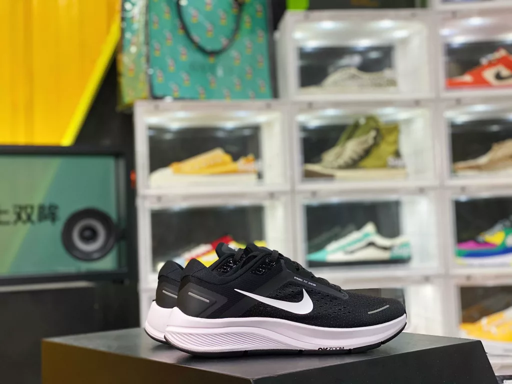 The Nike Zoom Structure 23 features a breathable and comfortable Jacquard surface, while a soft bottom provides excellent breathability and anti wear cushioning. The Zoom Air unit at the bottom of the center section provides wearers with a more comfortable foot feel. Physical inspection 10