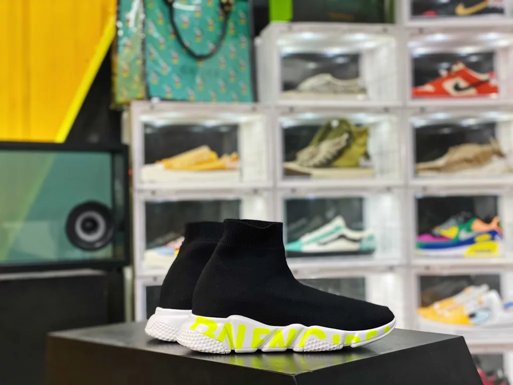 Balenciaga socks shoes Italian Chunyuan ‼ Balenciaga Speed Trainer upper with 80% polyamide fiber and 75D yarn, with an increase in spandex content to 40%, a 3-fold increase in density, double production time, and 50 hours to 10 hours of downtime