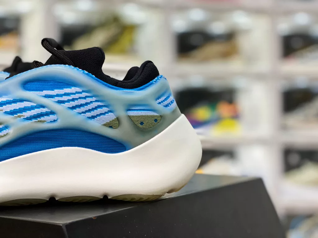 YEEZY 700 V3 