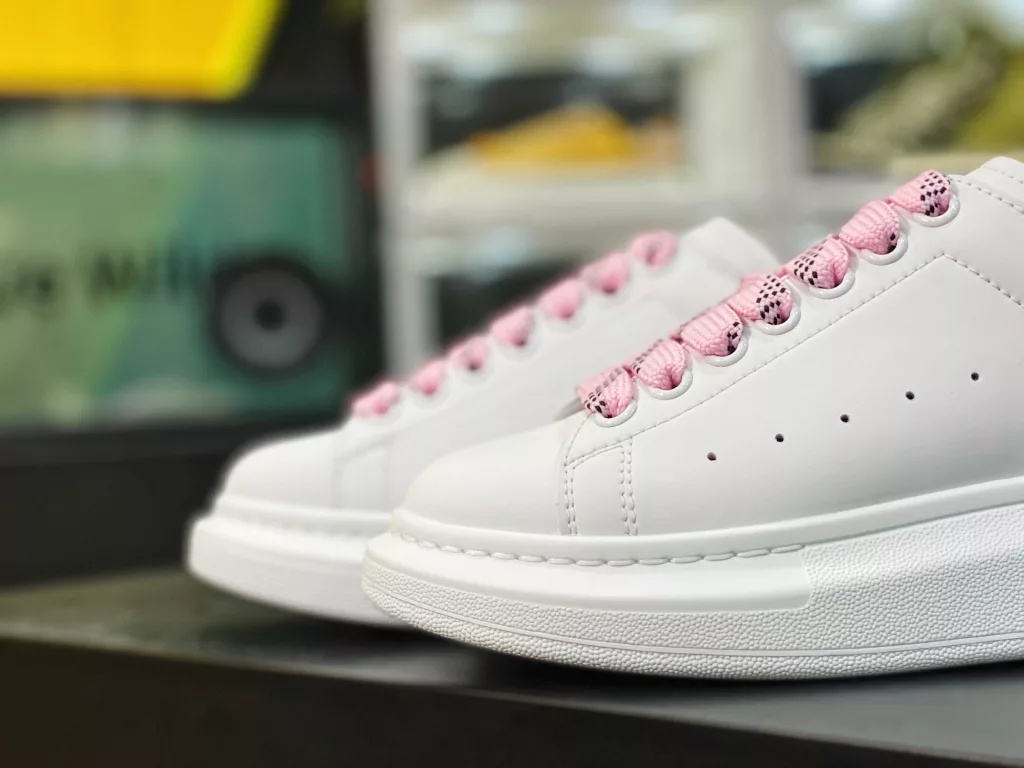Alexander McQueen/Alexander McQueen sponge cake shoes with thick and enlarged soles, high and small white shoes, 2020 new official style, available in full size, stock, and the latest version in the market, high. Any version can be compared at will. Imported silk fabric, original and authentic water dyed sheepskin 10