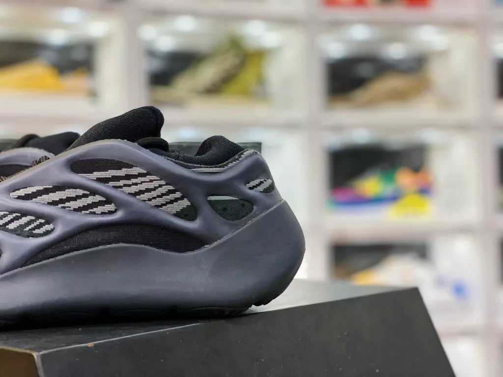 YEEZY 700 V3 