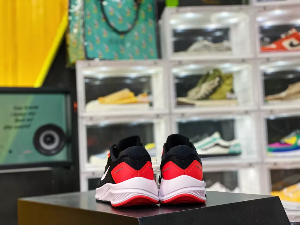 The Nike Zoom Structure 23 features a breathable and comfortable Jacquard surface, while a soft bottom provides excellent breathability and anti wear cushioning. The Zoom Air unit at the bottom of the center section provides wearers with a more comfortable foot feel. Physical inspection 10