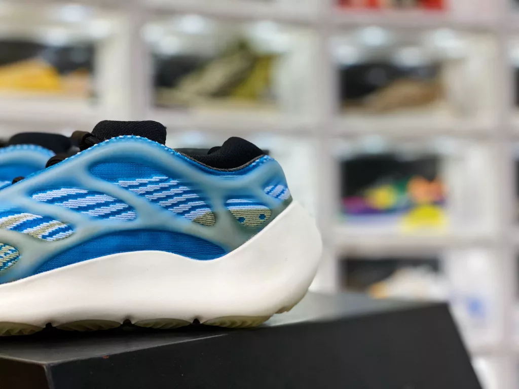 YEEZY 700 V3 