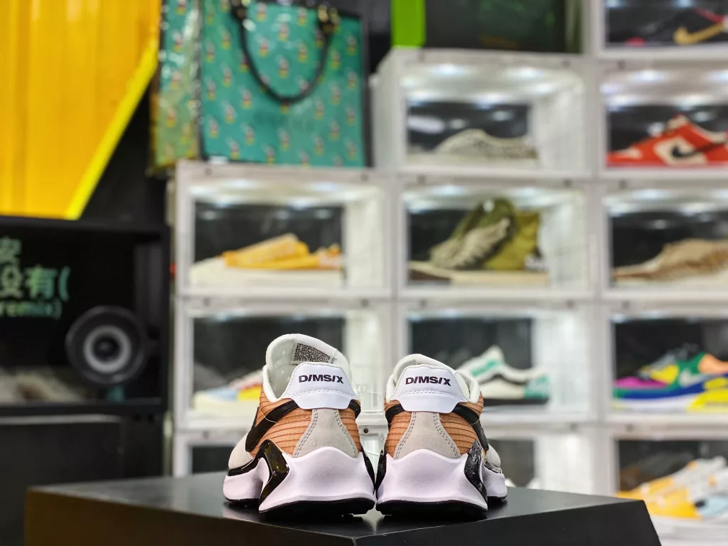 Nike D/MS/X WAFFLE has always been a leader in shoe design innovation, especially the Nike D/MS/X series, which was born in the past two years, breaking through traditional styling and committed to creating new shoes that overturn tradition. Streamlined midsole design conforms to D10