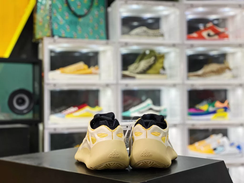 YEEZY 700 Black Yellow G5485310