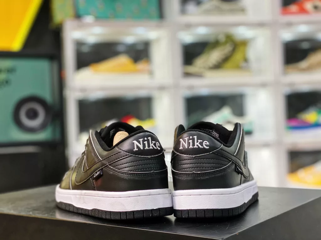 The Nike SB dunk low thermal imaging CZ5123-001 black shoe may seem ordinary, but underneath it lies a mystery. The special shoe material will present a colorful thermal imaging effect when heated and exposed to light