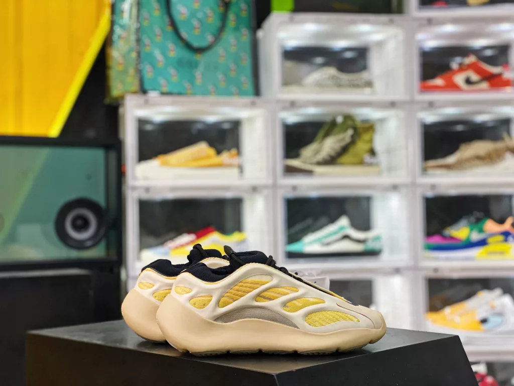 YEEZY 700 Black Yellow G5485310
