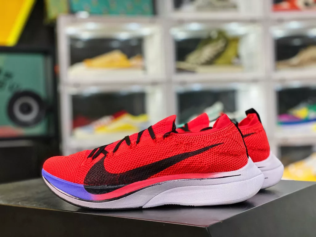 The company level Nike Zoom VaporFly 4% Flyknit Flyknit Marathon Super Off Shoe retains the groundbreaking product technology of Nike 4% System and features a Nike Flyknit upper
