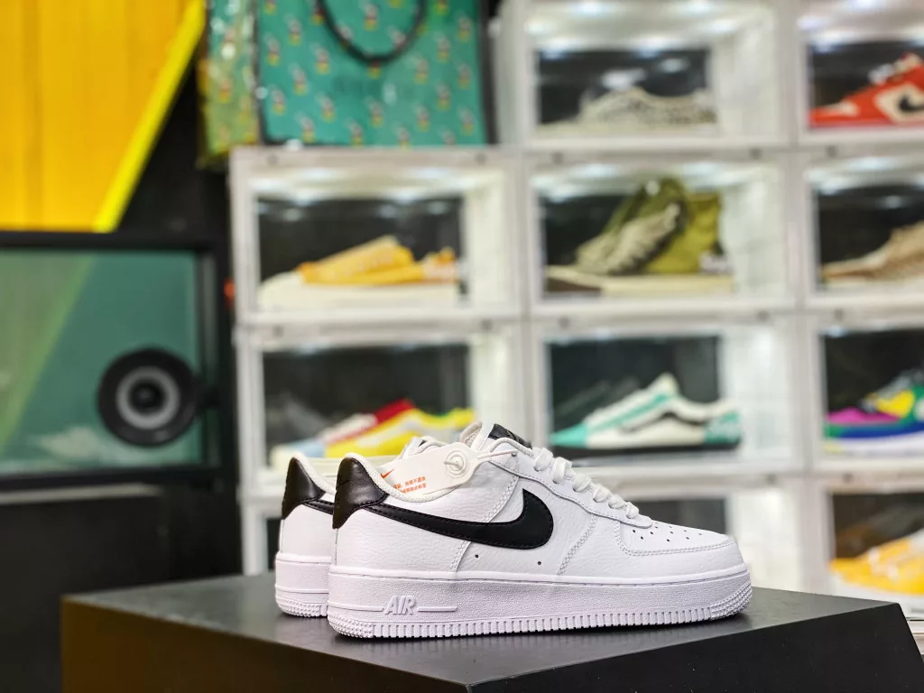 Air Force 1 black hole hook Air Force One low top live shot of the first customer supplied mold, raw materials, built-in full-length Solo original last cardboard 👏🏻 Create the most perfect Air Force shoe shape exclusively for physical counter mixed sales. Product number: CZ7377-10010