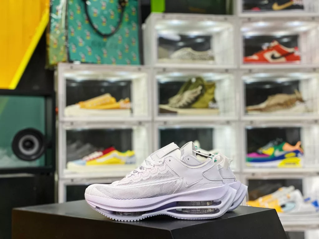 The Nike Air Zoom Double stacked Marathon features a pure white overall design that continues the streamlined silhouette of the Nike Running family, with the biggest highlight being the hollowed out setting of the exposed Zoom Air unit