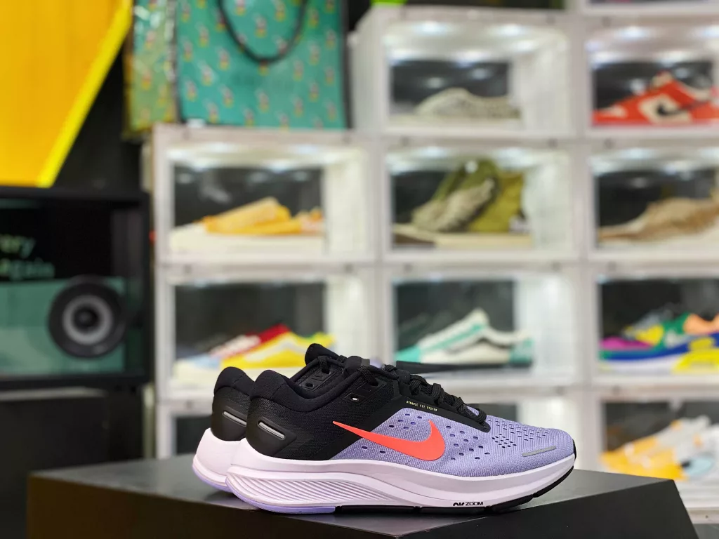 The Nike Zoom Structure 23 features a breathable and comfortable Jacquard surface, while a soft bottom provides excellent breathability and anti wear cushioning. The Zoom Air unit at the bottom of the center section provides wearers with a more comfortable foot feel. Physical inspection 10
