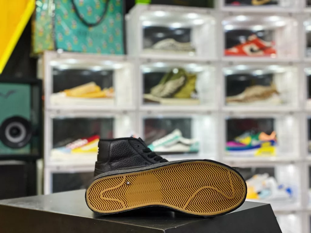The company level Nike SB Zoom Blazer Mid 'prm Nike Trailblazer series has newly developed last shaped cardboard, the correct sole bite pattern version, and the classic Trailblazer high top versatile casual sports board shoe Nike Blazer adopts 10% color and material combinations