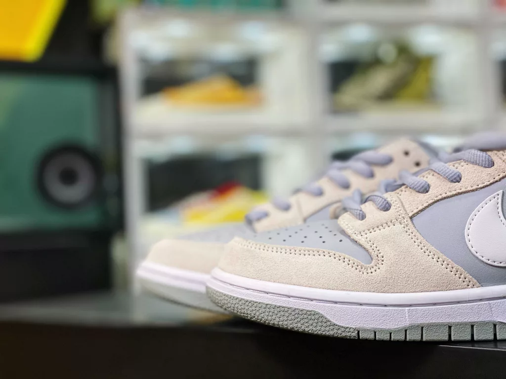 Nike SB Dunk Low Summit White Wolf Grey TRD Arctic fox Grey Skate shoe Article No.: AR0778-100 Can be worn all the year round with the preferred color Grey is the Arctic fox 🦊 1-10