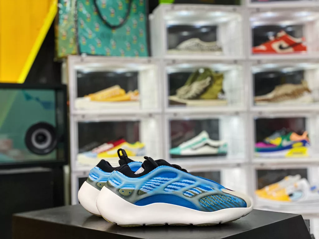 YEEZY 700 Ice Blue G5485010