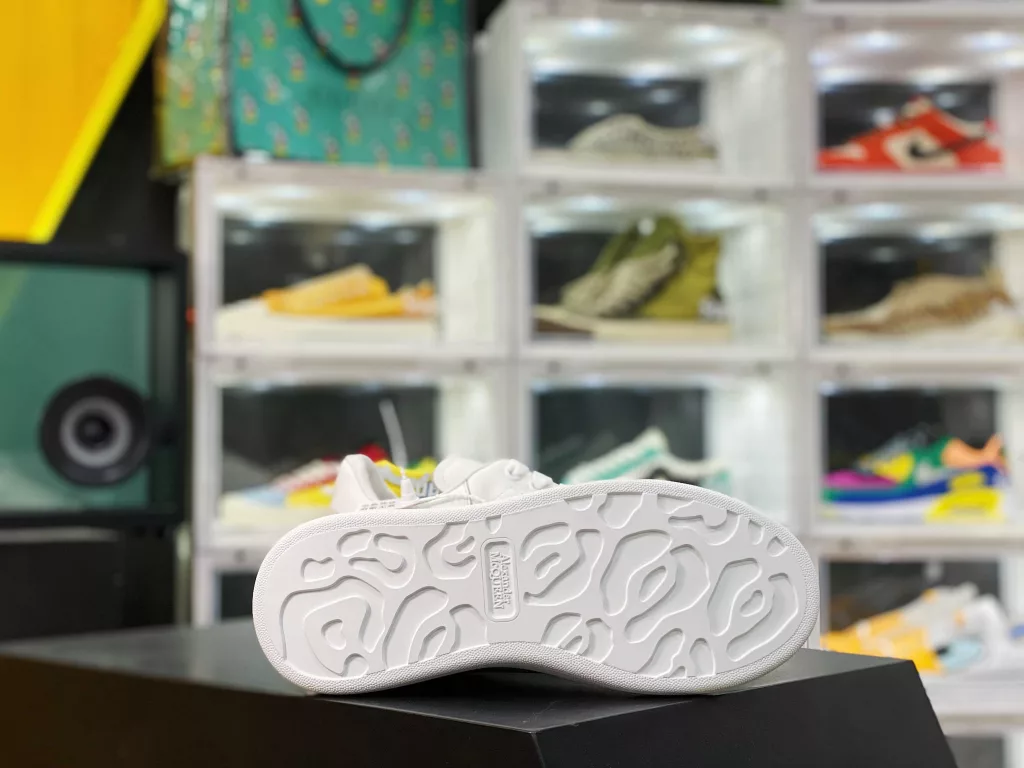 Alexander McQueen/Alexander McQueen muffin shoes with thick soles, raised height, small white shoes, flocked leather upper tail, 2020 new official release, the highest version in the market, can be compared freely with any version imported silk matte original genuine water dyed sheepskin inner cowhide 10